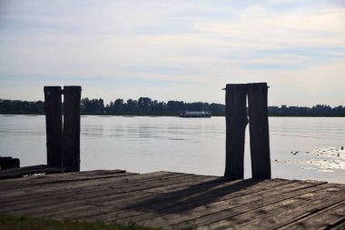 Gün batımında bir göl kıyısında demirlemek.