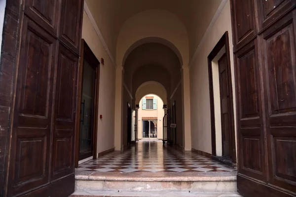 Ingresso Palazzo Con Cancello Aperto — Foto Stock
