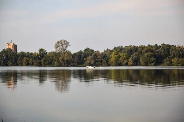从远处望去 在湖上的摩托艇和海岸上的森林 — 图库照片