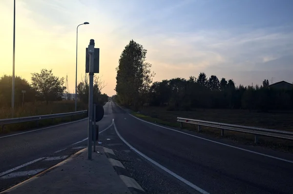 日没時にイタリアの田舎の円形の2車線の間のフォーク — ストック写真