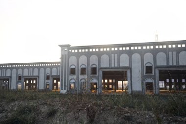 Gün batımında endüstriyel bir tesiste terk edilmiş bir deponun parçası.