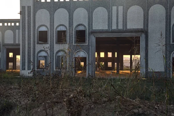 Parte Armazém Abandonado Num Complexo Industrial Pôr Sol — Fotografia de Stock