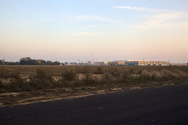 Brachliegendes Feld Einem Industriekomplex Mit Einer Lagerhalle Und Einem Verlassenen — Stockfoto
