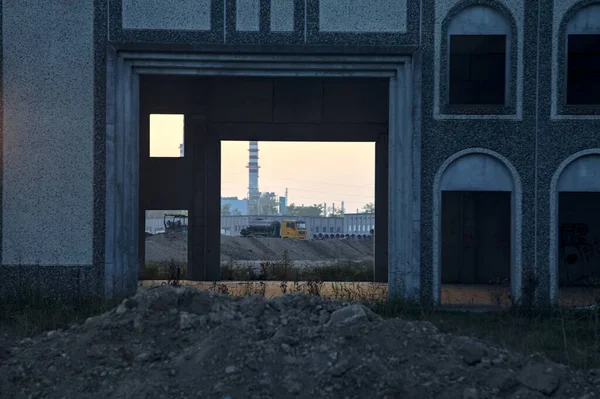 Deel Van Een Verlaten Magazijn Een Industrieel Complex Bij Zonsondergang — Stockfoto