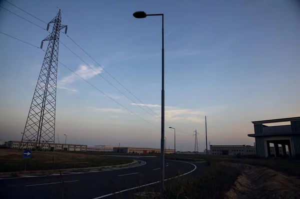 Verlaten Magazijnen Pylonen Naast Een Rotonde Een Industrieel Complex Bij — Stockfoto