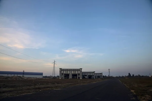 Estrada Vazia Com Armazéns Abandonados Postes Pôr Sol — Fotografia de Stock