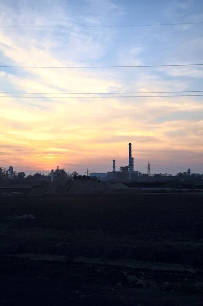 Industriekomplex Horizont Jenseits Eines Kahlen Feldes Bei Sonnenuntergang — Stockfoto