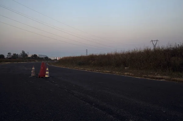 夕暮れ時に放棄された工業団地内の空の道路 — ストック写真