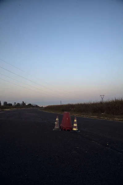 夕暮れ時に放棄された工業団地内の空の道路 — ストック写真