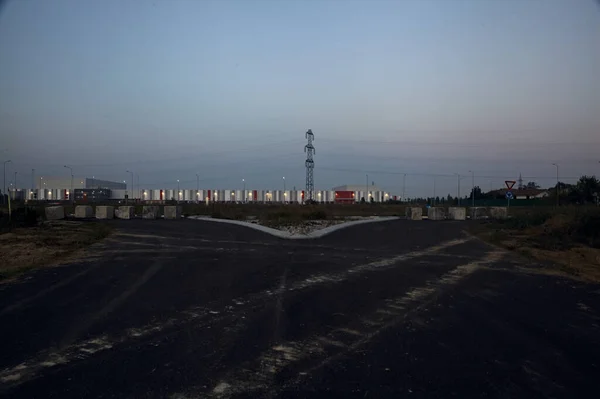 Alacakaranlıkta Boş Bir Sanayi Tesisinin Çatalını Sapla — Stok fotoğraf
