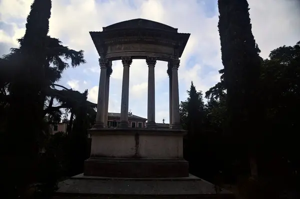 Monumento Estilo Neoclásico Con Dos Cipreses Jardín Con Cielo Como —  Fotos de Stock
