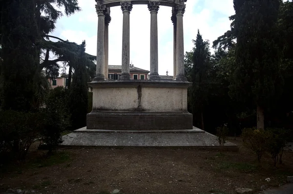 Monumento Stile Neoclassico Con Due Cipressi Giardino Con Cielo Sullo — Foto Stock