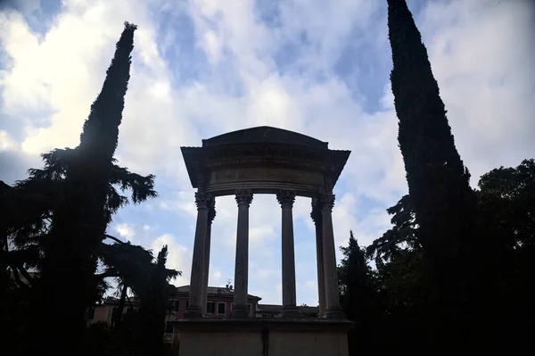 Monumento Estilo Neoclássico Com Dois Ciprestes Jardim Com Céu Como — Fotografia de Stock