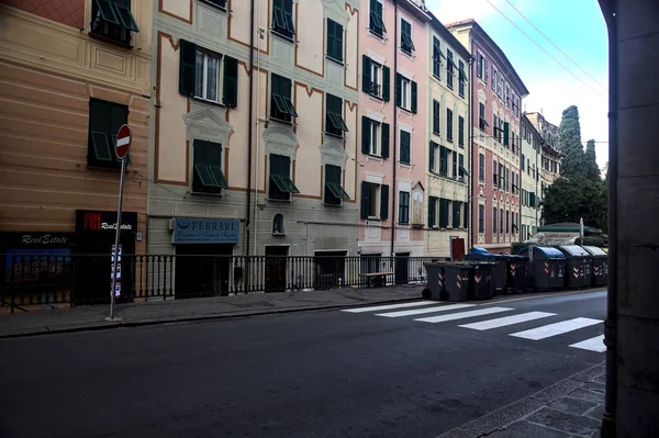 Bulutlu Bir Günde Uzun Bir Apartman Binası Olan Cadde — Stok fotoğraf