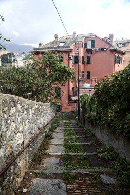 Taş duvarla çevrili merdiven.