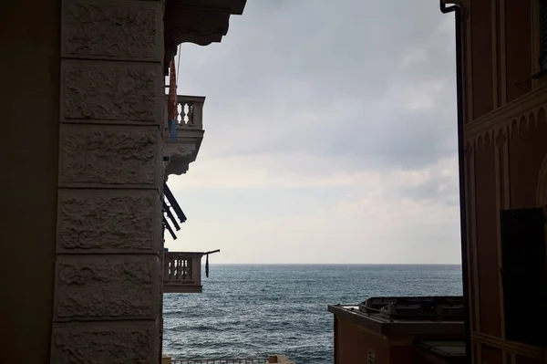 Mar Día Nublado Enmarcado Por Una Fachada Con Balcón — Foto de Stock