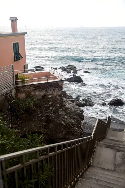 Escalera Que Conduce Mar Junto Una Casa Día Nublado —  Fotos de Stock