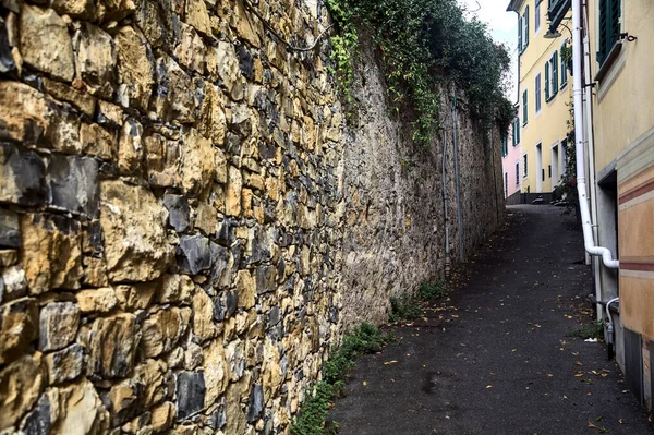 石墙和建筑物之间的小巷 — 图库照片