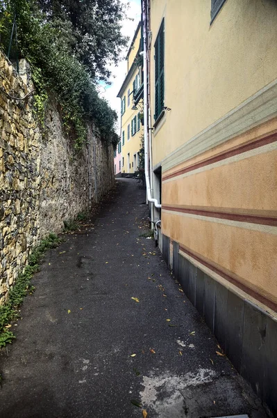 石墙和建筑物之间的小巷 — 图库照片