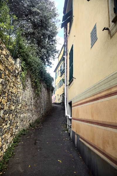 Переулок Между Каменной Стеной Зданием — стоковое фото