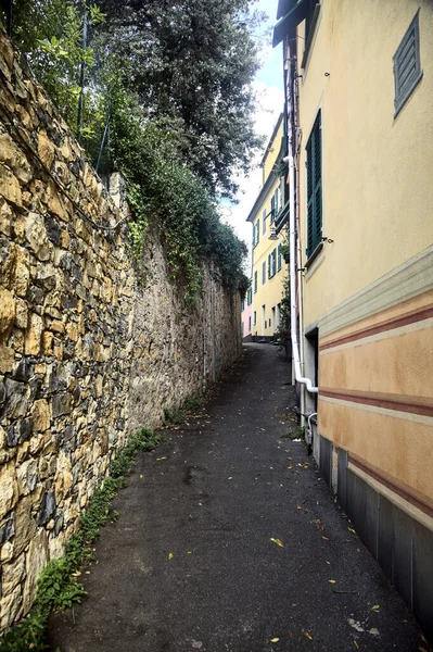 石垣と建物の間の上り坂の路地 — ストック写真