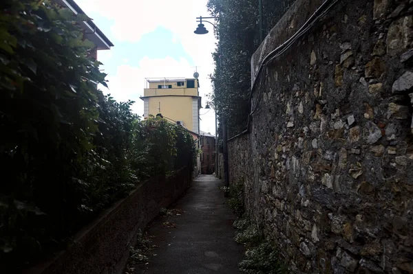 Переулок Между Каменной Стеной Зданием — стоковое фото