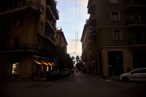 Absteigende Straße Mit Geschäften Und Gesäumt Von Bäumen Einer Stadt — Stockfoto