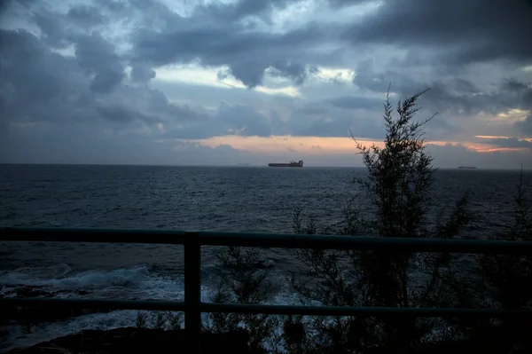 Sea Cloudy Day Dusk Cargo Ship Distance Framed Railing — Stock Photo, Image