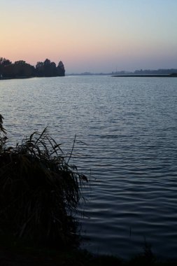 Sonbaharda gün batımında nehir