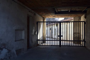 Kapıda kapalı bir malikâneye giriş.