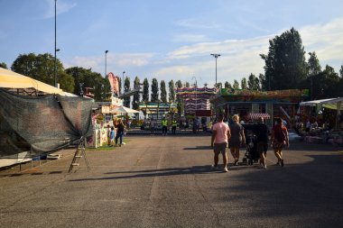 Yazın İtalya kırsalında tezgah ve panayır kalabalığı