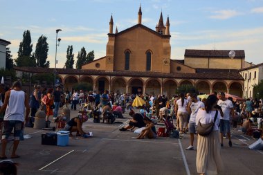 Gün batımında asfalta kutsal resimler çizerken bir kongredeki sokak ressamları