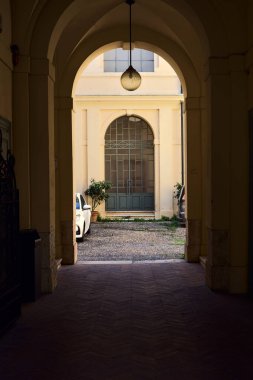 Kapıda kapalı bir malikâneye giriş.