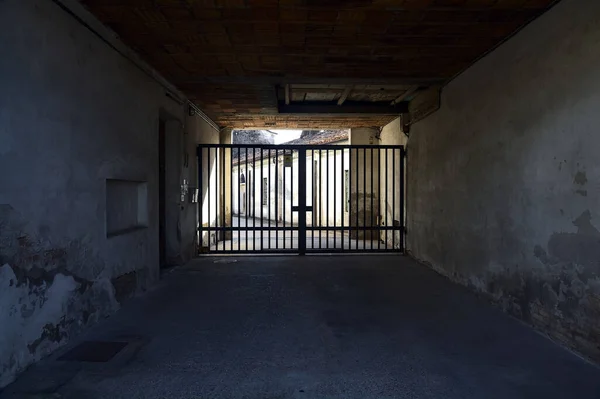 Вход Особняк Закрытый Воротами — стоковое фото