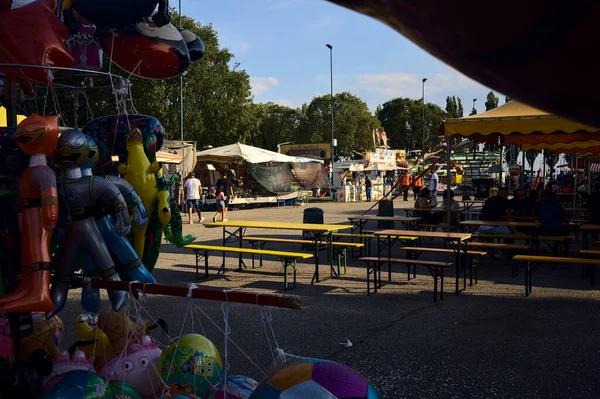 夏天意大利乡村集市的摊位和人群 — 图库照片