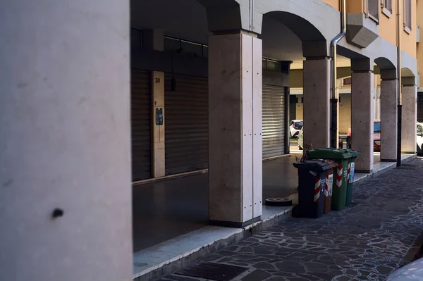 Modern Veranda Ett Bostadsområde Italiensk Stad Sommaren — Stockfoto