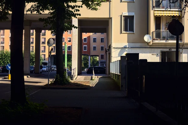Porche Moderne Dans Quartier Résidentiel Une Ville Italienne Été — Photo