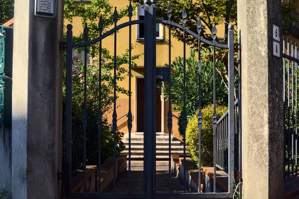 Tor Und Tür Mit Pflanzen Umgeben Sie Und Die Fassade — Stockfoto