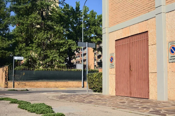 Roh Ulice Garážovými Vraty Rezidenční Čtvrti Italském Městě — Stock fotografie