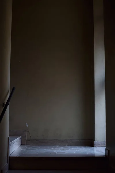Лестницы Кондоминиуме Освещены Светом Исходящим Окна — стоковое фото
