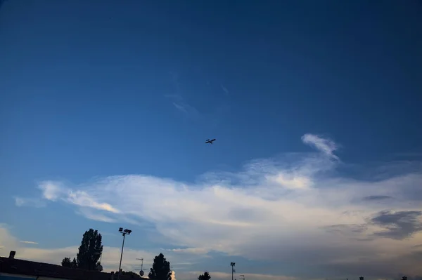 Égbolt Keretezett Tető Egy Repülőgép Távolban — Stock Fotó