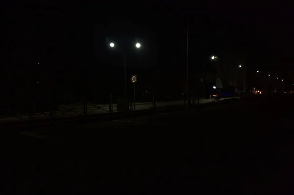 道路の夜の交差点の横に車で通過する — ストック写真