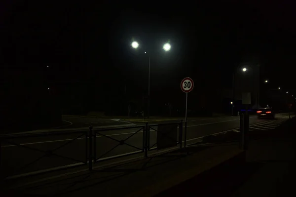 Estrada Lado Cruzamento Noite Com Carros Passando Por — Fotografia de Stock