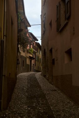 Eski bir köyde dar kaldırımlı cadde