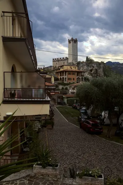 Torre Del Castello Scaligero Incorniciata Edifici Visti Una Piazza All — Foto Stock