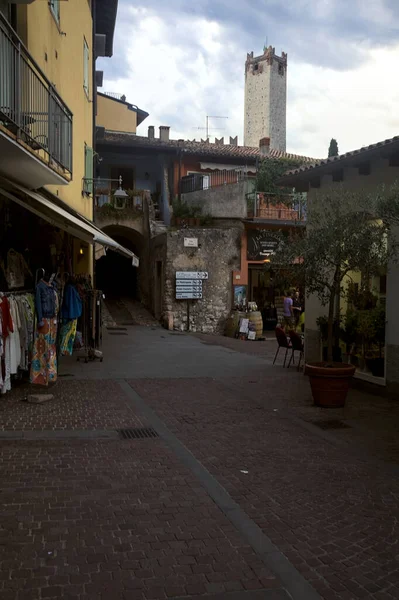 Scaligero Kalesi Nin Kulesi Malcesine Girişindeki Meydandan Görülen Binalar Tarafından — Stok fotoğraf