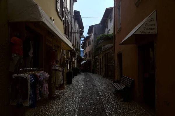 Narrow Cobbled Street Shops People Passing Old Village — Stock Photo, Image