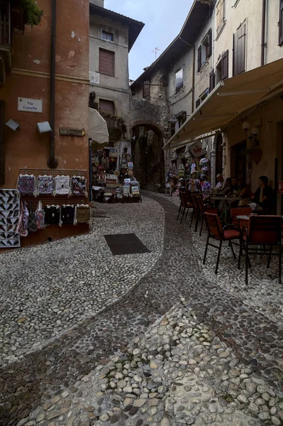 Narrow Cobbled Street Shops People Passing Old Village — Stock Photo, Image