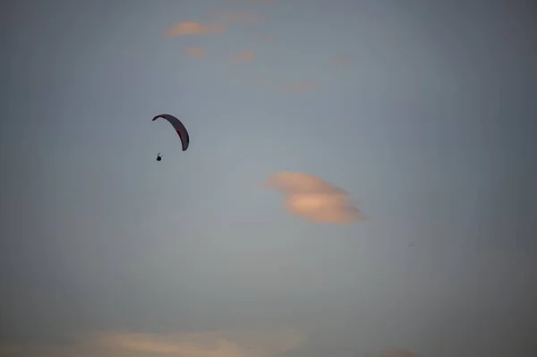 以日落的天空和云彩为背景的滑翔机 — 图库照片