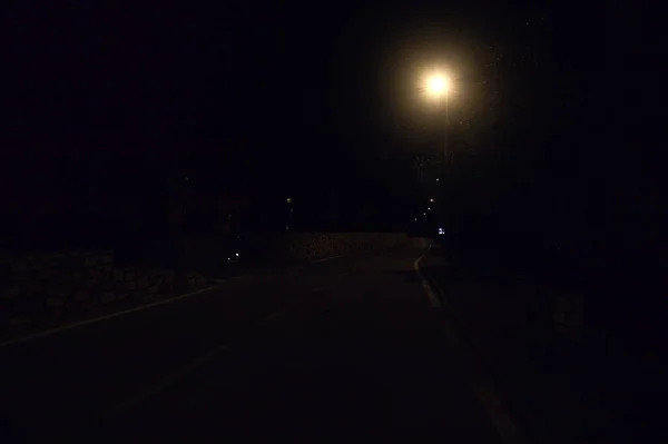 Estrada Rural Com Candeeiros Rua Noite — Fotografia de Stock